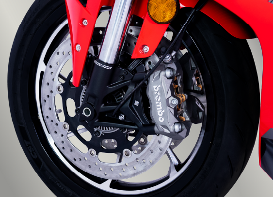 Frenos de doble disco que garantizan un frenado potente y preciso.