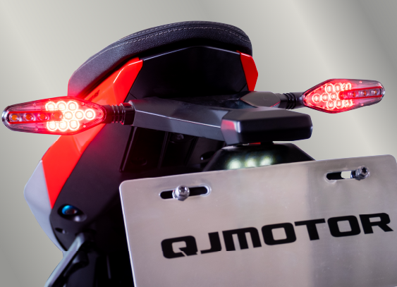 Iluminación LED trasera que mejora visibilidad y seguridad en cada ruta.