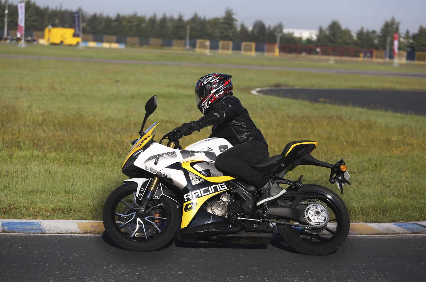 Motocicleta QJMOTOR SRK 250 RS