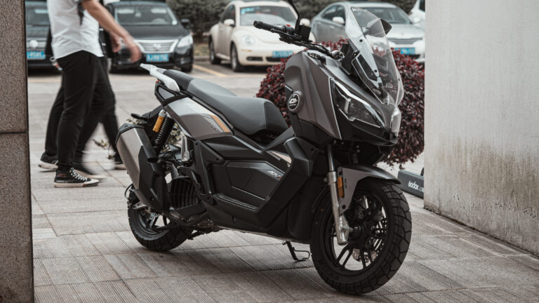 Scooter QJMOTOR estacionado en una calle de la ciudad
